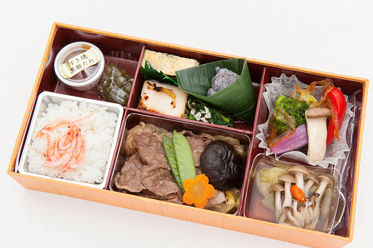 昼食を制する者が健康を制す!? 健康弁当がカギに！　1食500kcal前後の満足感とは？　第16回日本抗加齢医学会総会にはシイタケを使った人形町今半の肉をメーンした和食の弁当が登場しました。日経トレンデより